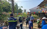 Cảnh sát phòng cháy, chữa cháy và cứu nạn, cứu hộ Thủ đô vào tận nhà giúp người dân xã Trung Giã dọn bùn sau lũ