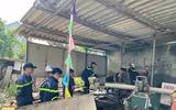 Cảnh sát phòng cháy, chữa cháy và cứu nạn, cứu hộ Thủ đô vào tận nhà giúp người dân xã Trung Giã dọn bùn sau lũ