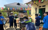Cảnh sát phòng cháy, chữa cháy và cứu nạn, cứu hộ Thủ đô vào tận nhà giúp người dân xã Trung Giã dọn bùn sau lũ