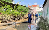 Cảnh sát phòng cháy, chữa cháy và cứu nạn, cứu hộ Thủ đô vào tận nhà giúp người dân xã Trung Giã dọn bùn sau lũ