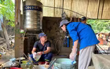 Cảnh sát phòng cháy, chữa cháy và cứu nạn, cứu hộ Thủ đô vào tận nhà giúp người dân xã Trung Giã dọn bùn sau lũ