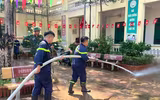 Cảnh sát phòng cháy, chữa cháy và cứu nạn, cứu hộ Thủ đô vào tận nhà giúp người dân xã Trung Giã dọn bùn sau lũ