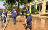 Cảnh sát phòng cháy, chữa cháy và cứu nạn, cứu hộ Thủ đô vào tận nhà giúp người dân xã Trung Giã dọn bùn sau lũ