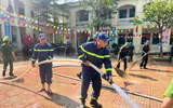 Cảnh sát phòng cháy, chữa cháy và cứu nạn, cứu hộ Thủ đô vào tận nhà giúp người dân xã Trung Giã dọn bùn sau lũ