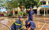 Cảnh sát phòng cháy, chữa cháy và cứu nạn, cứu hộ Thủ đô vào tận nhà giúp người dân xã Trung Giã dọn bùn sau lũ