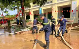 Cảnh sát phòng cháy, chữa cháy và cứu nạn, cứu hộ Thủ đô vào tận nhà giúp người dân xã Trung Giã dọn bùn sau lũ