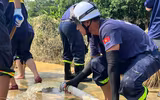 Cảnh sát phòng cháy, chữa cháy và cứu nạn, cứu hộ Thủ đô vào tận nhà giúp người dân xã Trung Giã dọn bùn sau lũ