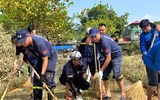 Cảnh sát phòng cháy, chữa cháy và cứu nạn, cứu hộ Thủ đô vào tận nhà giúp người dân xã Trung Giã dọn bùn sau lũ