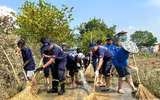 Cảnh sát phòng cháy, chữa cháy và cứu nạn, cứu hộ Thủ đô vào tận nhà giúp người dân xã Trung Giã dọn bùn sau lũ