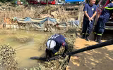 Cảnh sát phòng cháy, chữa cháy và cứu nạn, cứu hộ Thủ đô vào tận nhà giúp người dân xã Trung Giã dọn bùn sau lũ