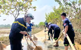 Cảnh sát phòng cháy, chữa cháy và cứu nạn, cứu hộ Thủ đô vào tận nhà giúp người dân xã Trung Giã dọn bùn sau lũ