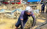 Cảnh sát phòng cháy, chữa cháy và cứu nạn, cứu hộ Thủ đô vào tận nhà giúp người dân xã Trung Giã dọn bùn sau lũ