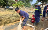 Cảnh sát phòng cháy, chữa cháy và cứu nạn, cứu hộ Thủ đô vào tận nhà giúp người dân xã Trung Giã dọn bùn sau lũ