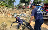 Cảnh sát phòng cháy, chữa cháy và cứu nạn, cứu hộ Thủ đô vào tận nhà giúp người dân xã Trung Giã dọn bùn sau lũ