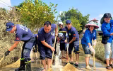 Cảnh sát phòng cháy, chữa cháy và cứu nạn, cứu hộ Thủ đô vào tận nhà giúp người dân xã Trung Giã dọn bùn sau lũ