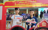 Học sinh phường Đống Đa hóa thân lính cứu hỏa