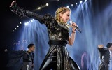 [ẢNH] Nhan sắc nóng bỏng của Madonna ở tuổi 62 và chuyện tình với ‘phi công’ kém 36 tuổi
