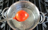 [ẢNH] Tuyệt chiêu giúp bóc vỏ củ quả chỉ trong nháy mắt