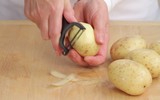 [ẢNH] Tuyệt chiêu giúp bóc vỏ củ quả chỉ trong nháy mắt