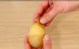 [ẢNH] Tuyệt chiêu giúp bóc vỏ củ quả chỉ trong nháy mắt