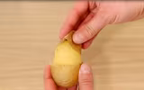 [ẢNH] Tuyệt chiêu giúp bóc vỏ củ quả chỉ trong nháy mắt