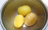 [ẢNH] Tuyệt chiêu giúp bóc vỏ củ quả chỉ trong nháy mắt