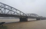 [ẢNH] Cảnh tượng tại Huế: Mưa lớn dồn dập, phố như sông, cây xanh ngã đổ 