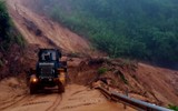 [ẢNH] Cảnh tượng tại Huế: Mưa lớn dồn dập, phố như sông, cây xanh ngã đổ 