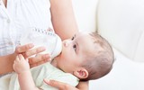 [ẢNH] Từ nghiên cứu trẻ bú bình 'nuốt' 1,6 triệu hạt vi nhựa/ngày: Những lưu ý giúp chọn bình sữa an toàn