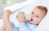 [ẢNH] Từ nghiên cứu trẻ bú bình 'nuốt' 1,6 triệu hạt vi nhựa/ngày: Những lưu ý giúp chọn bình sữa an toàn