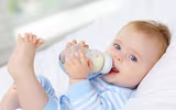 [ẢNH] Từ nghiên cứu trẻ bú bình 'nuốt' 1,6 triệu hạt vi nhựa/ngày: Những lưu ý giúp chọn bình sữa an toàn