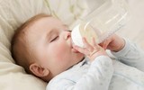 [ẢNH] Từ nghiên cứu trẻ bú bình 'nuốt' 1,6 triệu hạt vi nhựa/ngày: Những lưu ý giúp chọn bình sữa an toàn