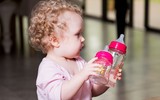 [ẢNH] Từ nghiên cứu trẻ bú bình 'nuốt' 1,6 triệu hạt vi nhựa/ngày: Những lưu ý giúp chọn bình sữa an toàn