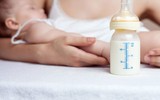 [ẢNH] Từ nghiên cứu trẻ bú bình 'nuốt' 1,6 triệu hạt vi nhựa/ngày: Những lưu ý giúp chọn bình sữa an toàn