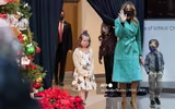 Bà Melania Trump gây tranh cãi khi bỏ khẩu trang tại Bệnh viện nhi Quốc gia