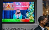 Bà Melania Trump gây tranh cãi khi bỏ khẩu trang tại Bệnh viện nhi Quốc gia