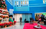 Bà Melania Trump gây tranh cãi khi bỏ khẩu trang tại Bệnh viện nhi Quốc gia