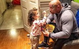 [ẢNH] The Rock: ‘Gã khổng lồ’ Hollywood và những khoảnh khắc ‘nhỏ bé’ ngỡ ngàng trước vợ con