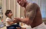 [ẢNH] The Rock: ‘Gã khổng lồ’ Hollywood và những khoảnh khắc ‘nhỏ bé’ ngỡ ngàng trước vợ con