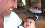[ẢNH] The Rock: ‘Gã khổng lồ’ Hollywood và những khoảnh khắc ‘nhỏ bé’ ngỡ ngàng trước vợ con