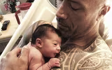 [ẢNH] The Rock: ‘Gã khổng lồ’ Hollywood và những khoảnh khắc ‘nhỏ bé’ ngỡ ngàng trước vợ con