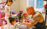 [ẢNH] The Rock: ‘Gã khổng lồ’ Hollywood và những khoảnh khắc ‘nhỏ bé’ ngỡ ngàng trước vợ con