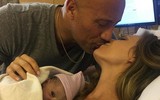 [ẢNH] The Rock: ‘Gã khổng lồ’ Hollywood và những khoảnh khắc ‘nhỏ bé’ ngỡ ngàng trước vợ con