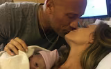 [ẢNH] The Rock: ‘Gã khổng lồ’ Hollywood và những khoảnh khắc ‘nhỏ bé’ ngỡ ngàng trước vợ con