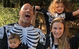 [ẢNH] The Rock: ‘Gã khổng lồ’ Hollywood và những khoảnh khắc ‘nhỏ bé’ ngỡ ngàng trước vợ con