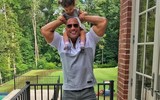 [ẢNH] The Rock: ‘Gã khổng lồ’ Hollywood và những khoảnh khắc ‘nhỏ bé’ ngỡ ngàng trước vợ con