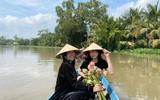 [ẢNH] Đám cưới miền Tây đặc biệt của Á hậu Thúy An: Nhà trai đi thuyền, cô dâu vàng đeo ‘trĩu cổ’, dàn phù dâu toàn Hoa hậu