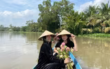 [ẢNH] Đám cưới miền Tây đặc biệt của Á hậu Thúy An: Nhà trai đi thuyền, cô dâu vàng đeo ‘trĩu cổ’, dàn phù dâu toàn Hoa hậu