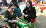 [ẢNH] Đám cưới miền Tây đặc biệt của Á hậu Thúy An: Nhà trai đi thuyền, cô dâu vàng đeo ‘trĩu cổ’, dàn phù dâu toàn Hoa hậu