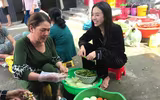 [ẢNH] Đám cưới miền Tây đặc biệt của Á hậu Thúy An: Nhà trai đi thuyền, cô dâu vàng đeo ‘trĩu cổ’, dàn phù dâu toàn Hoa hậu